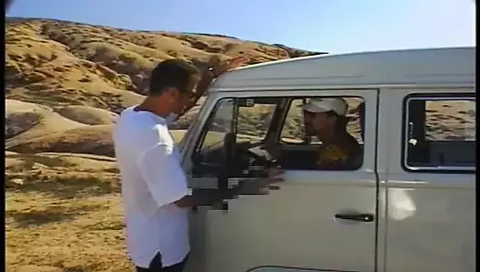 Un groupe de voyage commence à se lécher la chatte à poil sur la plage