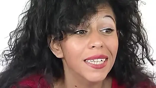 Tante semok rambut cokelat lagi asik masturbasi memeknya sendirian sampai muncrat