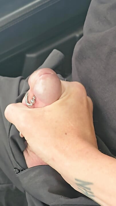 Eu uso seu pau como um bastão de marcha enquanto ele dirige