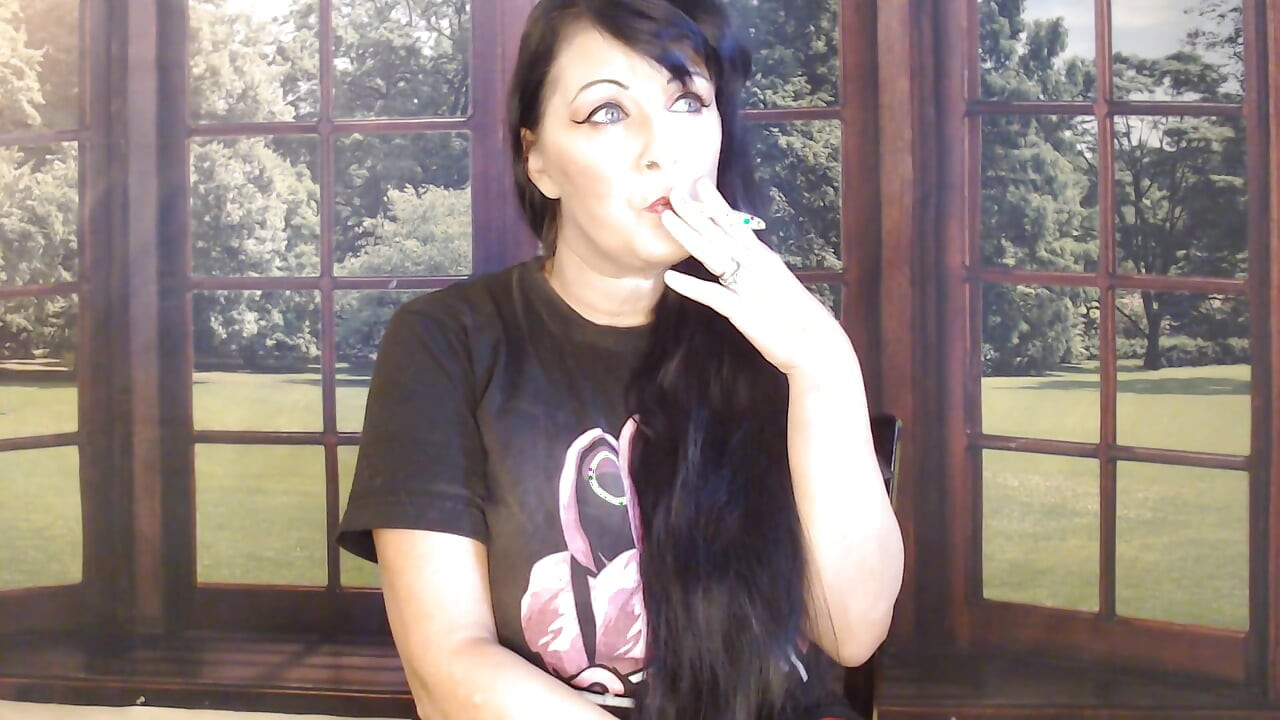 MILF Mouthy Smoke Inhales