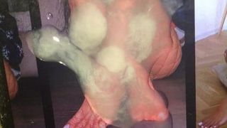 Éjaculation sur les pieds sexy de Vanja Cerimagic