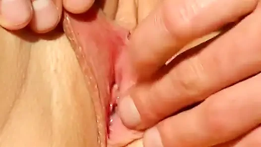 Cewek seksi rambut pirang ini lagi asik muasin memek muncratnya pakai kontol