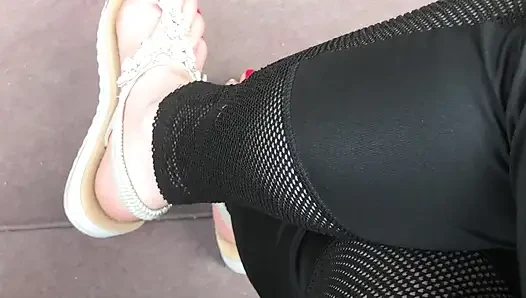 Kırmızı ayak tırnakları ve ayak parmaklarının kıpır kıpır olduğu sandaletler açık havada azdırıyor
