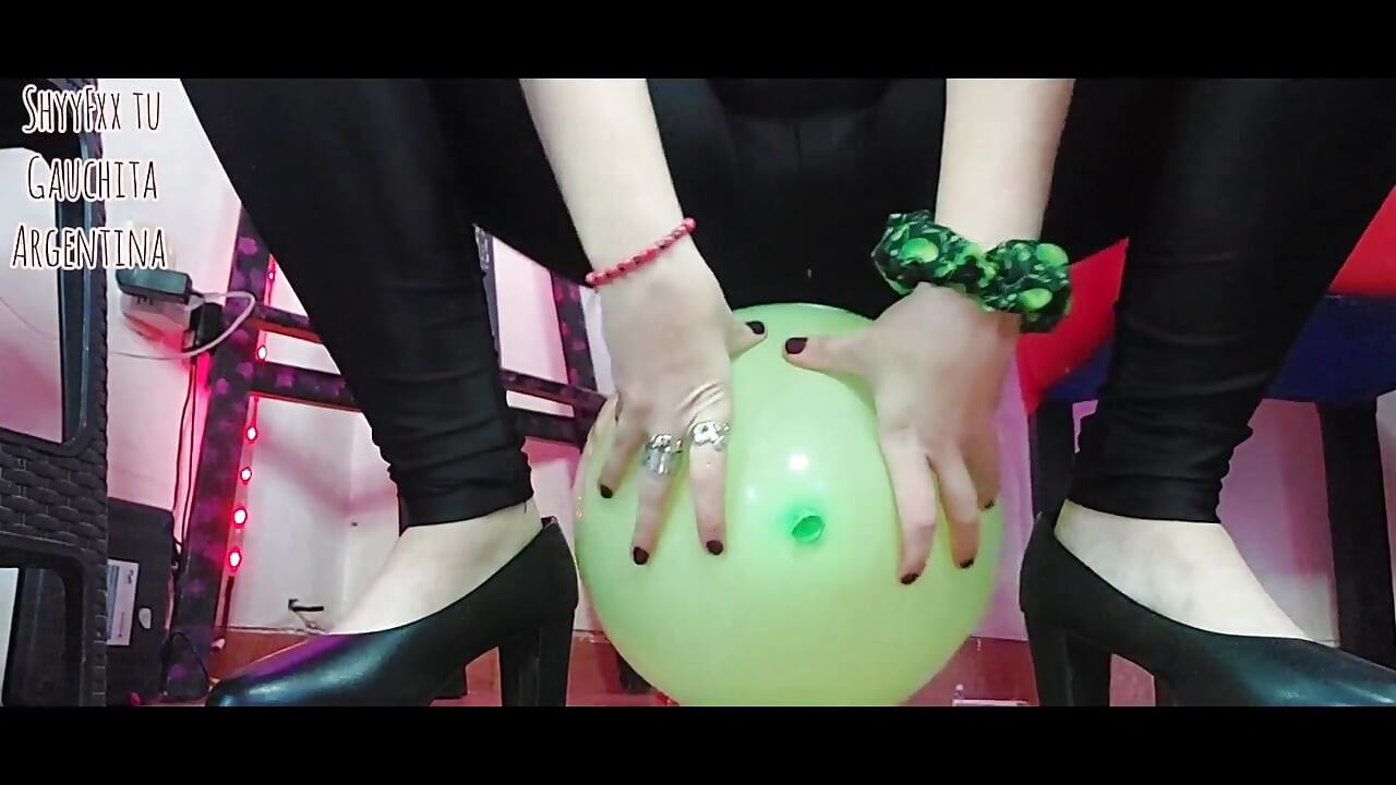 Shyfxyx用她的屁股摩擦和弹出气球!