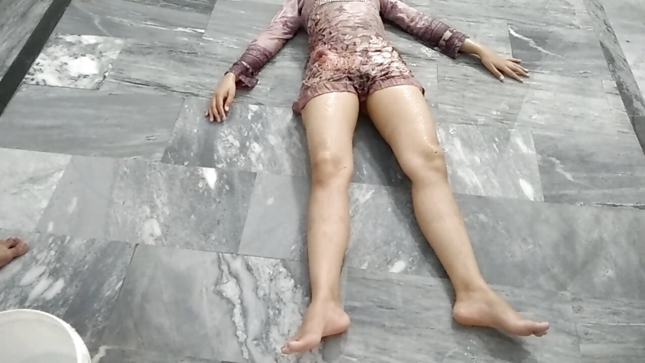 Indyjskie małżeństwo cieszy się razem zabawną chwilą wody w domu