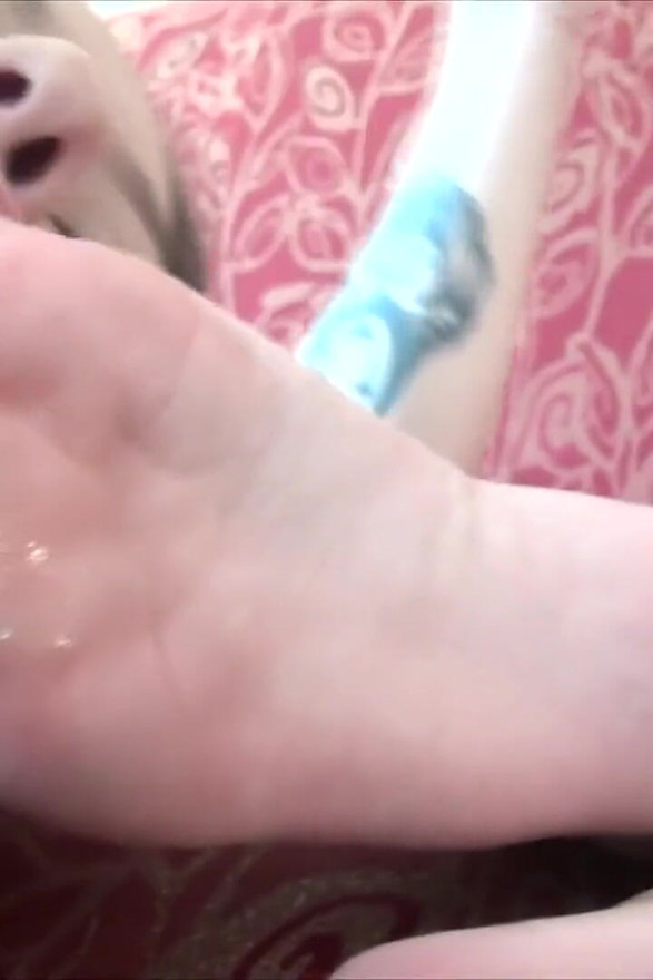 Amateur Girls Worship Feet - 100% Foot Fetish - Dd_7043.