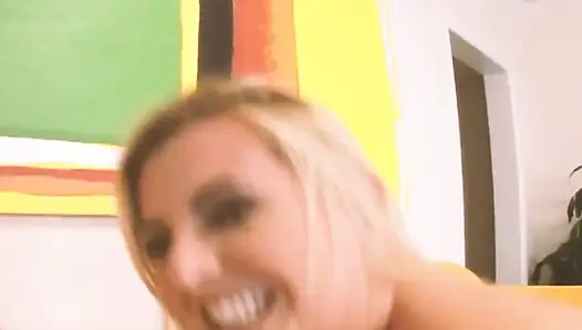 Домохозяйка обожает черную фигуристую милфу-блондинку наслаждается большим черным членом ее соседа