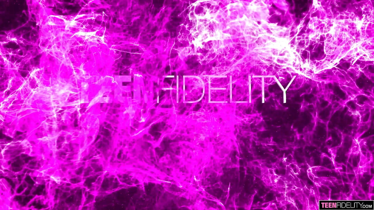 TEENFIDELITY دوون گرین به پلیس اجازه می دهد کسش را پمپ کند