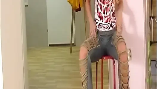 Cewek hot rambut pirang ini lagi asik muasin memeknya pakai sikat rambut