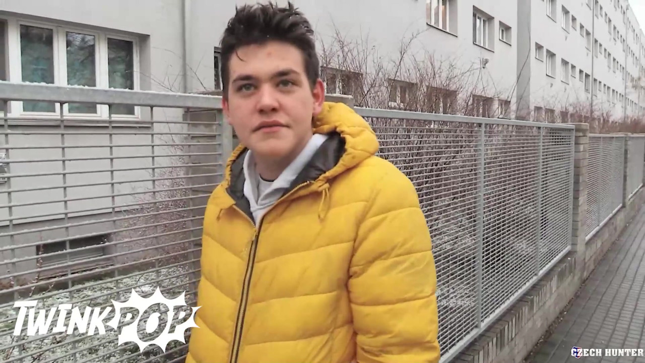 他在去买烟的路上遇到了一个愿意给他额外爱的男人 - twink pop