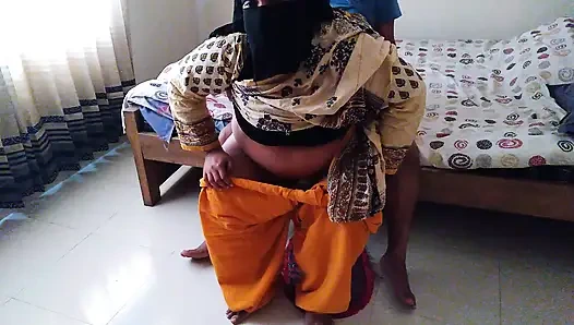 Hintli seksi orta yaşlı seksi kadın üvey oğlunun yarağının üstüne çıkıyor