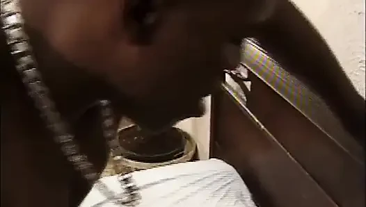 Секс в черной спальне... Лизание киски, черный член, сосание в позе 69
