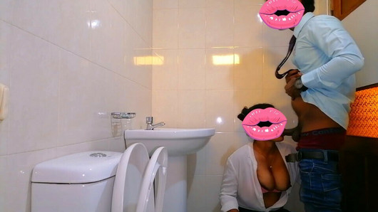 Follada rápida con una chica sexy y caliente en el baño de la oficina