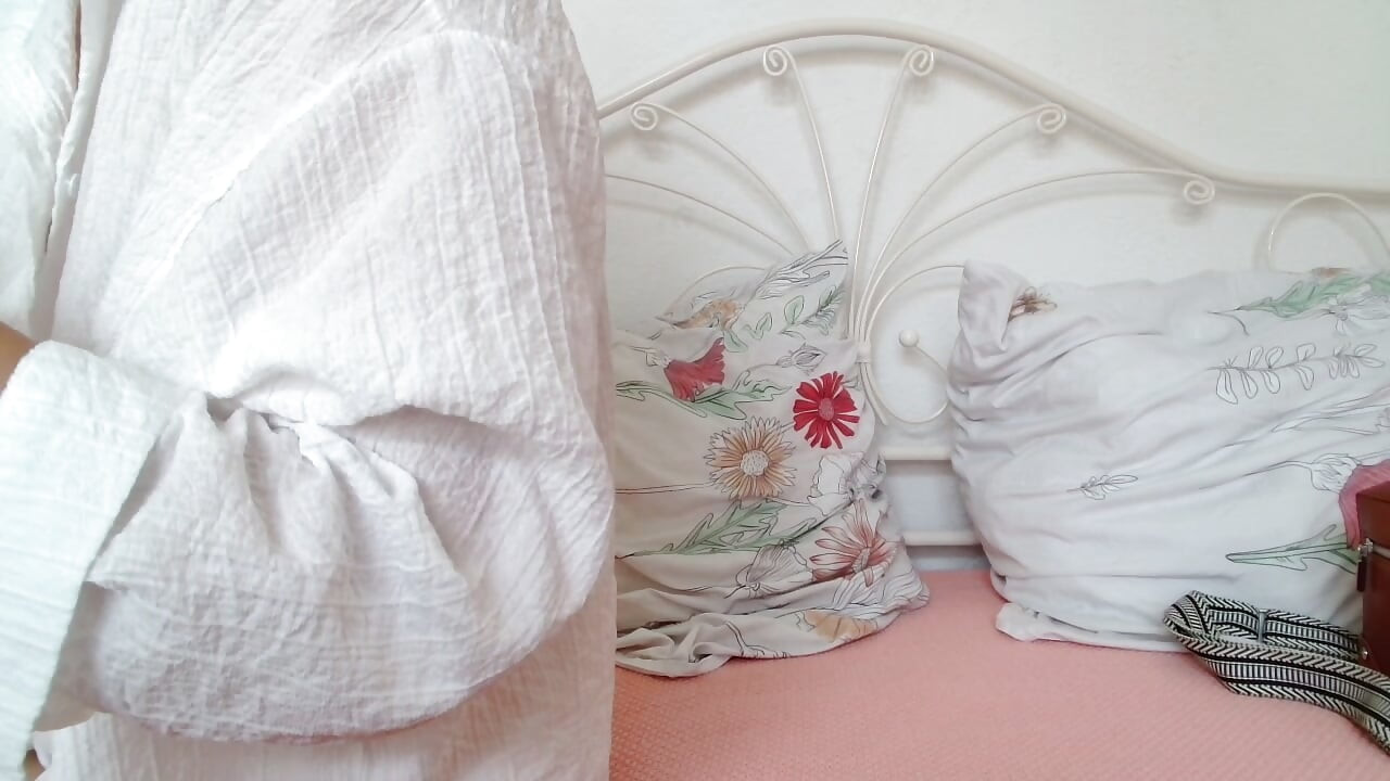 Πρώτα στο τριχωτό μουνί.τότε στον κώλο vanyu έβαλα ένα δονητή