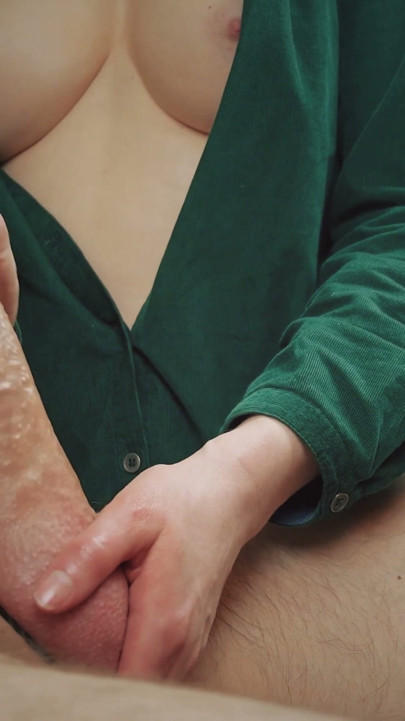 Azgın orta yaşlı seksi kadın doğal memeler şanslı adama masaj yapıyor ve en iyi elle muameleyi çekiyor | Klip 1