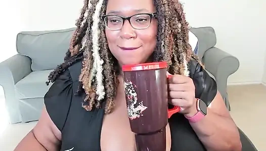 Büyük göğüslerim ve göbeğim