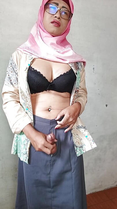 Enorme rabo hijab transsexual, esticando a bunda com grandes consolos e porra