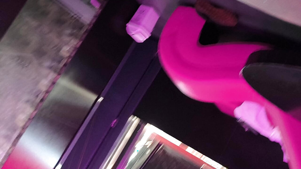 敢说我的绿帽奴在抚摸他的鸡巴时不会变得勃起，他最终操了我