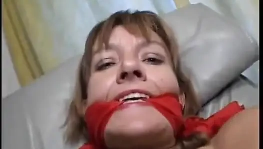 İç çamaşırlı ve çoraplı esmer sürtük amcığıyla oynuyor ve yumrukla sikiliyor