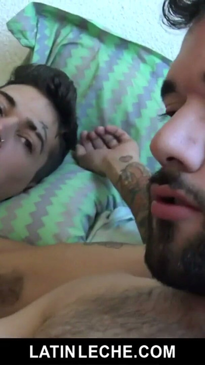 Cızırtılı eyersiz çift nüfuz için bir seksi latino damızlık | Klip 2