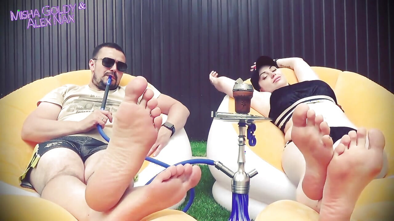 알파 커플의 발을 핥아, 정액 카운트 다운 후 굴욕과 정액의 복용량을 얻을