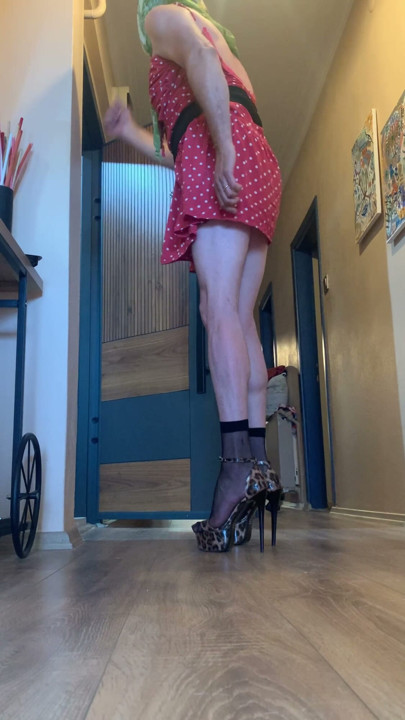 SHE OPENED THE DOOR WITHOUT A BRA.THE DELIVERY GUY WAS STUNNED!! CAN’T STOP WATCHING | Clip 2