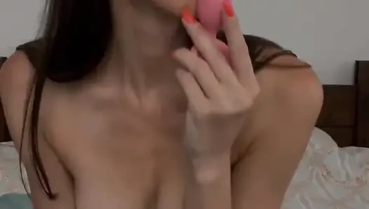 Сосет секс-игрушку