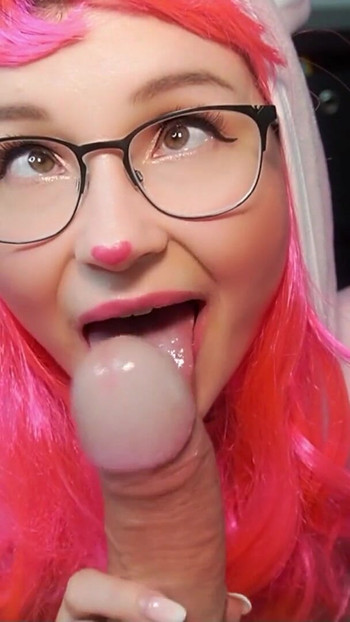 "Minyon Alman üvey kız kardeş kostümlü cosplay etkinliğinden sonra bakış açısıyla sakso çekiyor"