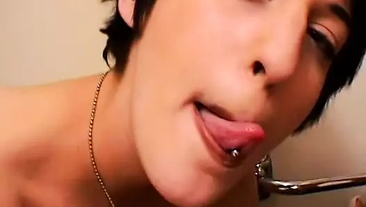 Minyon amatör fahişe banyoda oğlanın yarağını emiyor