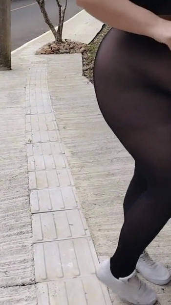 Käftande ögonblick från "Min styvmor i genomskinliga byxor utan trosor visar upp på gatan."