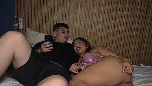 Моя жена трахается с огромным хуем, пока я на работе!