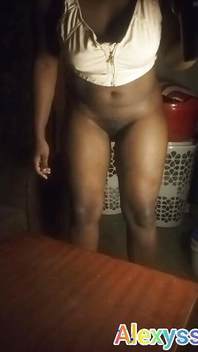 Hot babe twerking on live cam, the nude ..........