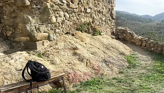 Случайный минет на улице — я быстро кончаю ей в рот, они почти видят нас, рискованный домашний секс