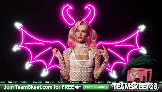 Emma Rosie: твой крошечный неон демон декабрь AllStar в центре внимания