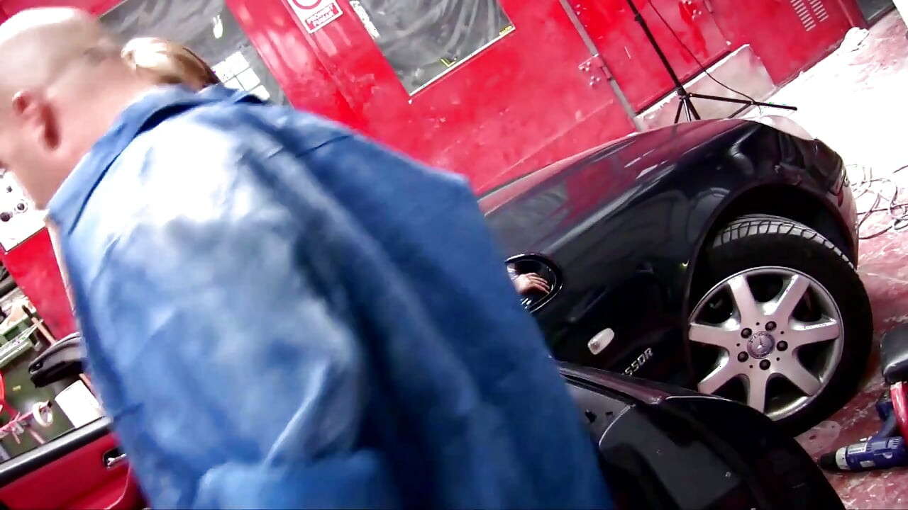 Deepthroat and 3some anal fuck in the car with two blonde sluts