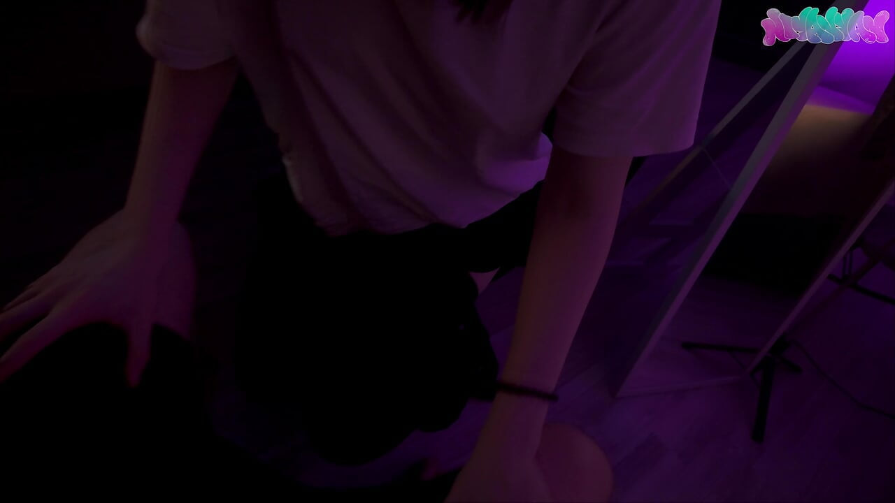 情熱的な雨の日に目を回す太めのゲーマー美女