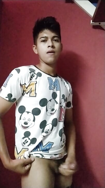 Гарячий молодий хлопець у ванні