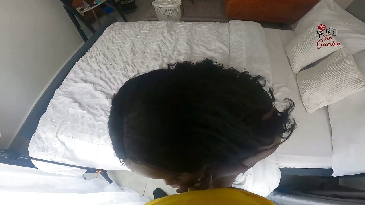 Il frappe par derrière jusqu’à ce qu’il éjacule sur mes fesses