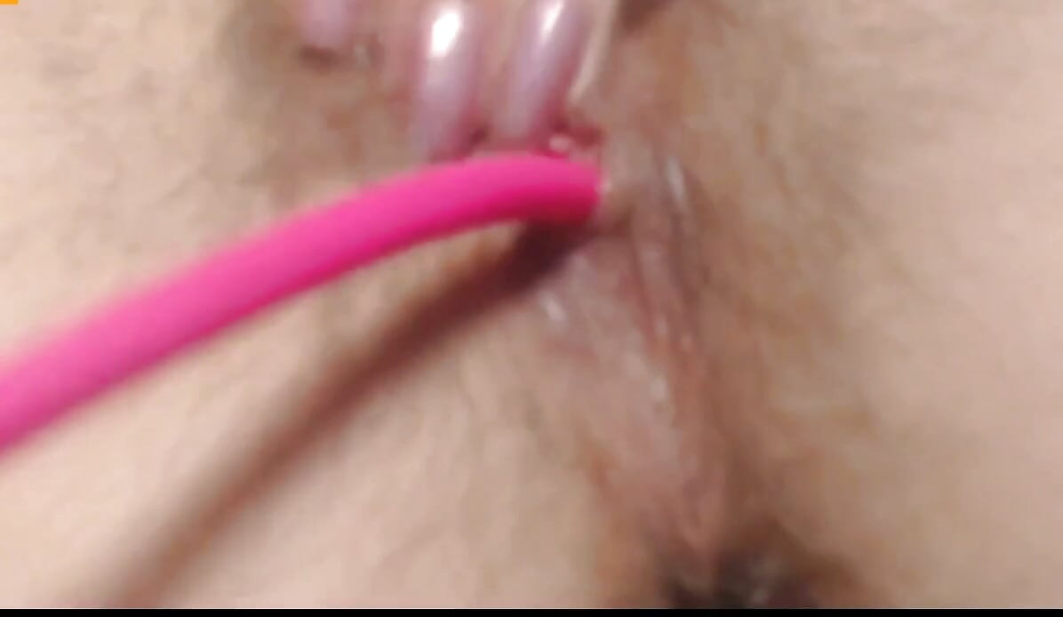 Vibro Lovense Lush dalam pepek berbulu basah