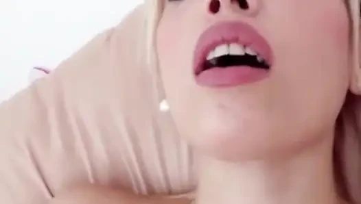 Cewek cantik Venezuela fingering memeknya sendiri sampai orgasme
