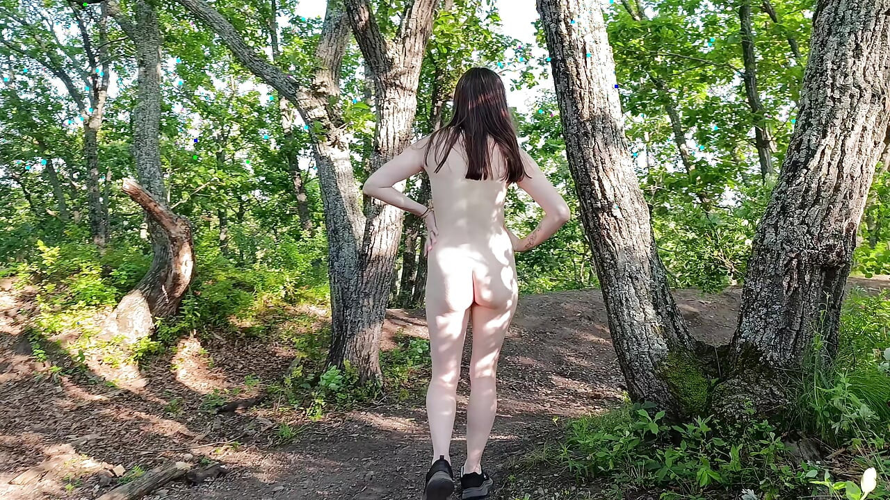 A garota se atreveu a andar nua no parque florestal