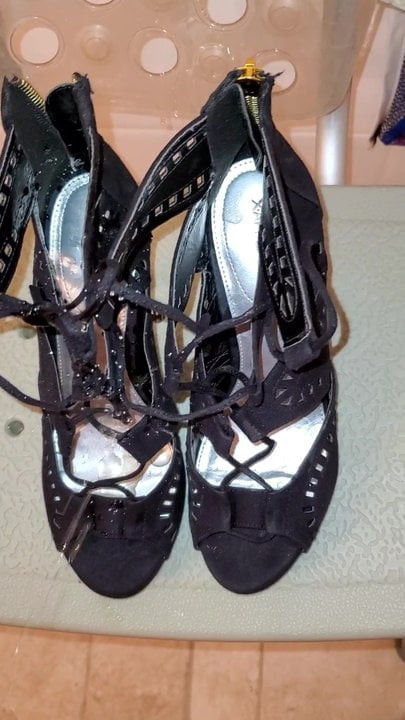 Wetting a fans wife's heels
