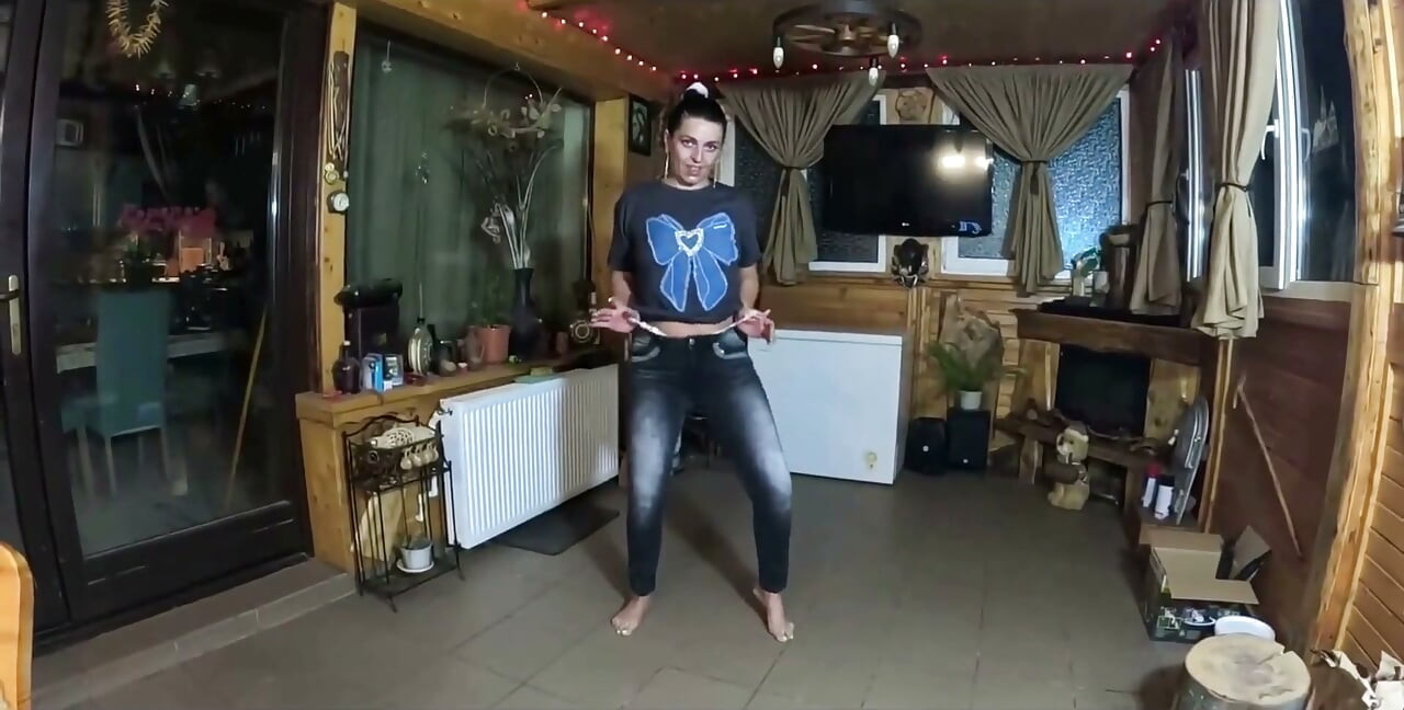 Jeans ajustados bailan puta náuseas en la cara y semen en mis tangas