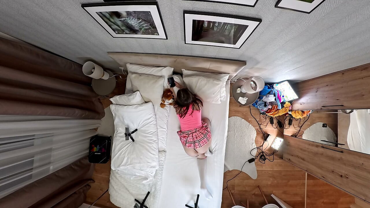 巨乳翹臀的性感黑長直美女穿著短版校服裙在床上玩弄並無視一根大雞巴