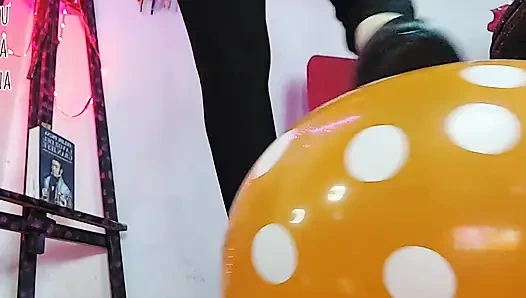 Shyyfxx götüyle balon okşuyor ve patlatıyor!