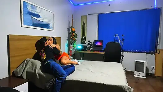 На кухне она опирается на холодильник и просит ещё