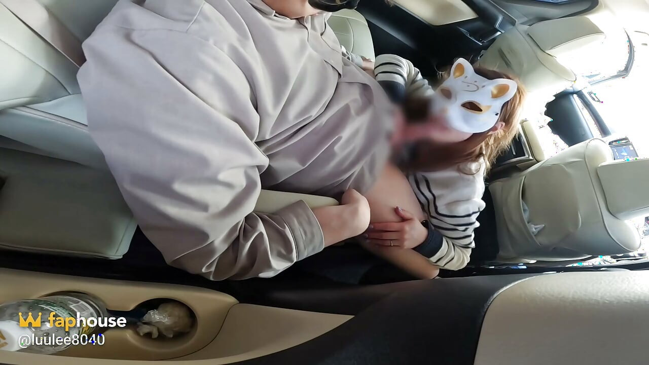 車の中で全裸でセックスさせられて興奮する変態人妻