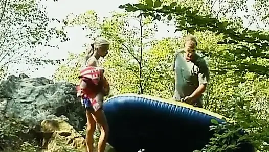 Debbie dientot di pinggir sungai