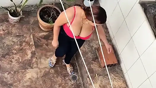 Die Putzfrau ist traurig, weil ihr Ehemann für die uns gegangen ist; Ihr chef bläst ihren tag.