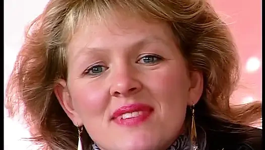 Cewek imut rambut pirang lagi asik ngentot memeknya pakai dildo ukuran raksasa